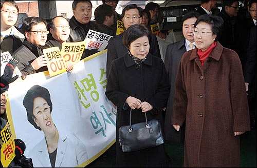 18일 오전 서울 마포구 노무현재단 사무실에서 한명숙 전 총리가 검찰에 의해 연행되어 차에 오르기 전 지지자들을 쳐다보고 있다.