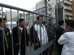 지난 12월 4일에 쿄토조선초급학교를 찾아가 난동을 부리고 있는 '在特會' 일본인들. <사진출처 : http://www.zaitokukai.com>