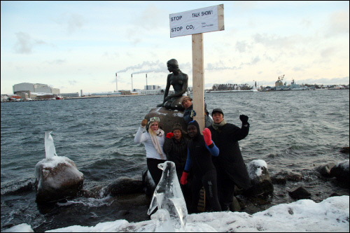 외국에서 온 활동가들이 17일 코펜하겐의 인어공주 동상 앞에서 벌어진 환경재단의 퍼포먼스에 동참해 함께 "스톱 CO2"구호를 외치고 있다. 펭귄은 화가 최병수씨가 설치한 것이다.