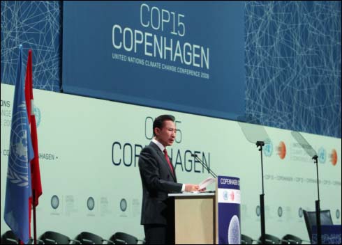 이명박 대통령이 지난해 12월 17일 오후(현지시각) 코펜하겐에서 열린 기후변화협약 당사국 총회에서 'Taking Action Together'라는 제목의 기조연설을 하고 있다.