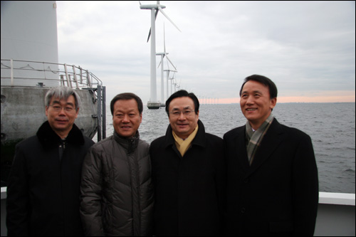 환경재단 기후변화센터 최열 공동대표(왼쪽에서 두번째)가 LG전자 김영기 부사장(맨오른쪽) 등과 함께 코펜하겐의 근교의 해상 윈드 팜(풍력 발전단지)를 둘러보고 있다.  