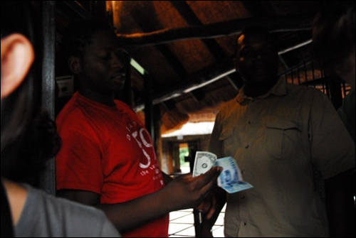 100조짜리 짐바브웨달러를 1달러의 미화로 교환하고 있는 모습