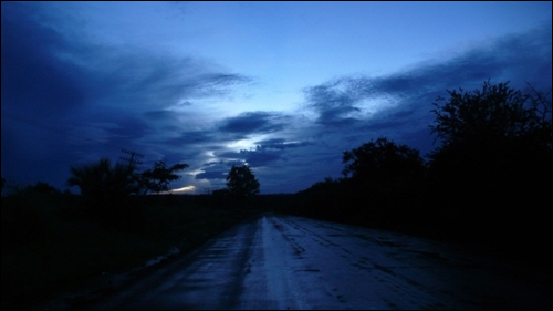 리빙스턴다리의 중앙이 잠비아와 짐바브웨의 국경입니다. 잠비아에서 짐바브웨를 향하는 짐바브웨지역의 국경길. 푸른 하늘, 인적 끊긴 도로, 비가 뿌린 젖은 도로를 홀로 걸었습니다. 