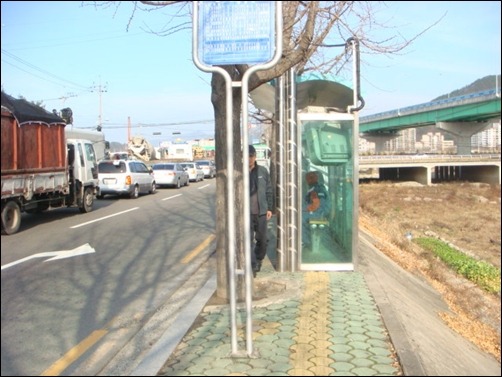 마산 내서읍 버스 승강장도 점자 보도 블럭위에 설치되었다.