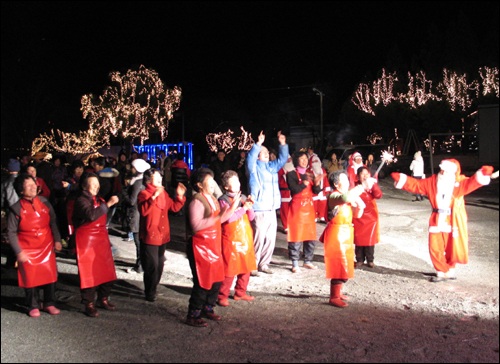 이슬촌 해피 크리스마스 축제. 지난 20일 축제에 참가한 마을주민과 관광객들이 인디밴드의 공연에 맞춰 춤을 추고 있다.