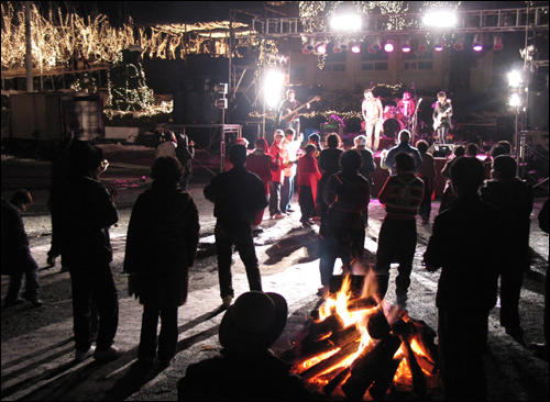 이슬촌 해피 크리스마스 축제. 지난 20일 관람객들이 인디밴드의 공연에 맞춰 춤을 추고 있다. 일부 관람객들은 장작불 옆에서 추위를 녹이고 있다.