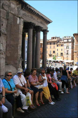 고대 로마의 신전을 보기 위해 많은 여행자들이 모여든다.
