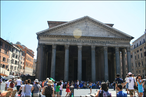 코린트 양식의 기둥들이 이곳이 로마시대의 신전임을 알려준다.
