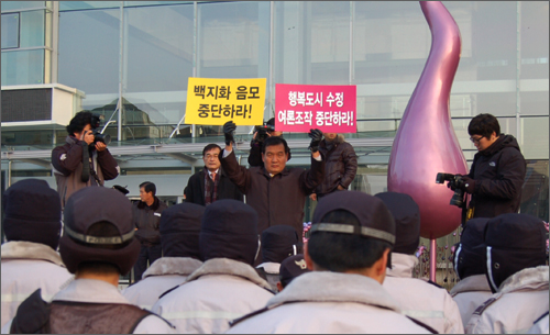  민주당 대전시당 선병렬 위원장이 22일 오전 대덕연구단지 네거리에서 대통령의 대전 방문에 항의하는 1인시위를 벌이고 있다.