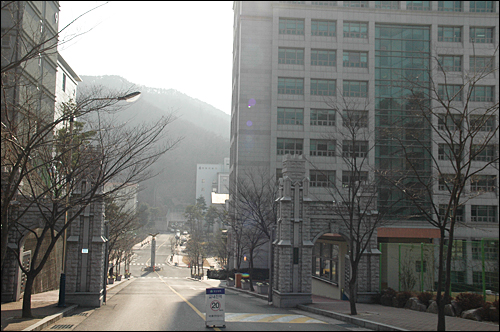 마산 소재 창신대학은 교수협의회 소속 교수 8명에 대해 재임용 거부 조치를 취했다. 사진은 창신대 정문.