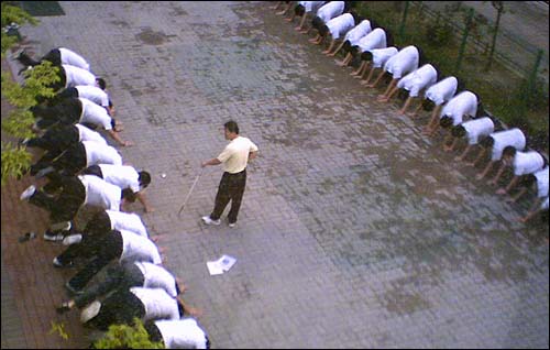 청소년인권행동 '아수나로'에 올라온 두발 검사 사진. 단속에 걸린 학생들이 엎드려 뻗쳐를 하고 있다.