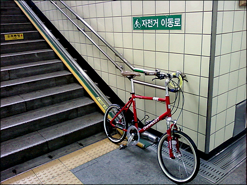 자전거 이동로와 지하철 이용객들의 동선과 겹친다.