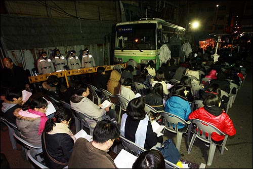 용산철거민참사 337일째를 맞이한 22일 저녁 유가족과 시민들이 참석한 가운데 참사 현장에서 천주교정의구현사제단 생명평화미사가 열리고 있다. 