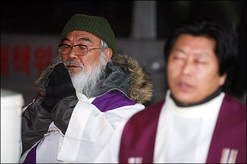 천주교정의구현사제단 생명평화미사에서 문정현 신부가 손모아 기도를 하고 있다.