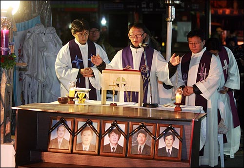 용산철거민참사가 발생한지 337일째를 맞이한 2009년 12월 22일 저녁 서울 한강로 남일당 빌딩앞에서 유가족과 시민들이 참석한 가운데 천주교정의구현사제단 생명평화미사가 열리고 있다.
