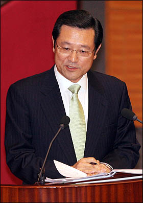 지난 10일 국회에서 대정부 질의를 하고 있는 이용섭 민주당 의원 .