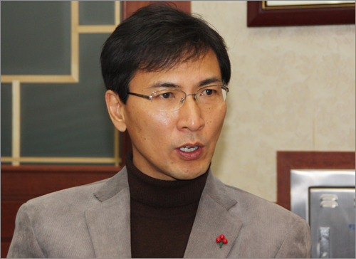 민주당 안희정 최고위원은 23일 밤 대전에서 기자간담회를 열어 충남도지사 선거 출마의사를 밝혔다.