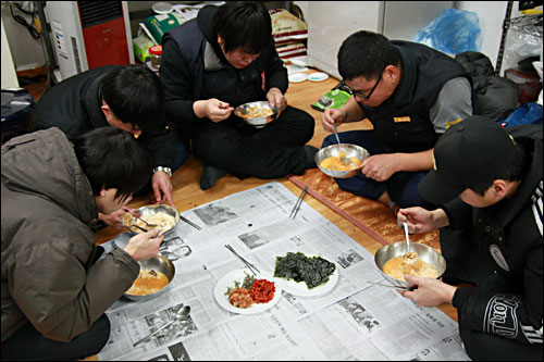 지난해 12월 파카한일유압 해고자들이 조합 사무실에서 점심을 먹고 있다.