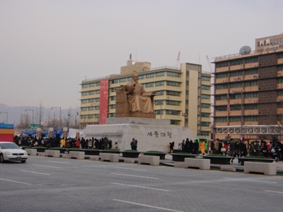  세종대왕 동상 주변에 많은 사람들로 붐비고 있다