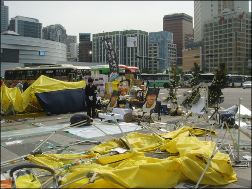 지난 5월 30일 경찰은 서울 덕수궁 대한문앞 시민분향소 천막을 강제 철거했다.