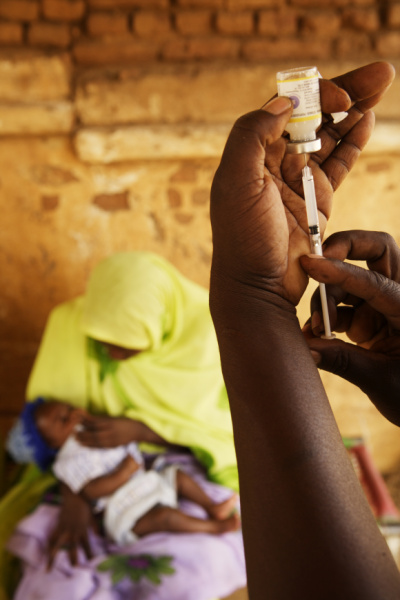 예방접종을 위해 주사에 백신을 채우는 모습. 세계 어린이의 3분의 1 이상(2천 4백만 명)이 여전히 기본질병에 대한 예방접종을 받지 못하고 있다.