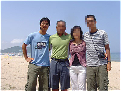 가족 사진. 어느 여름 해변가에서 찍은 사진 왼쪽 끝 필자, 아버지, 어머니, 남동생 