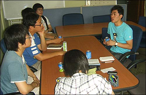 [노무현, 마지막 인터뷰]을 읽고 부산대학교 대학생사람연대 회원들과 토론을 하는 장면. 