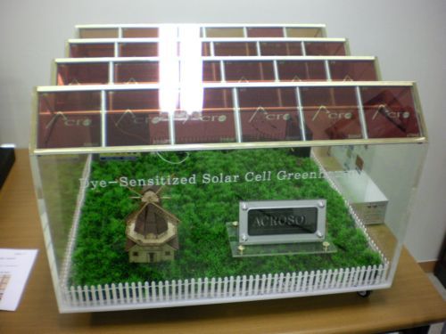 아크로솔의 첨단 영농기법 모델 DSC태양광발전 유리온실 태양광 발전과 농지개발을 동시에 할 수 있는 장점과 함께 발전과 영농의 시너지 효과를 기대할 수 있다.  
