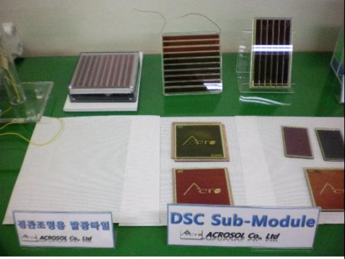 아크로솔의 생산품들 발광타일과 dsc모듈이 전시되어 있다. 