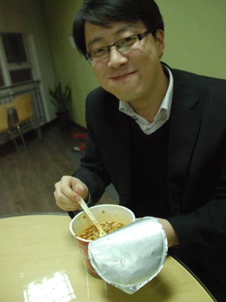 한국과 마찬가지로 중국인들도 진한 국물맛을 즐긴다. 그래서인지 한국이 분말스프 위주라면 중국은 진한 국물을 낼 수 있는 액상이나 젤리타입의 스프가 대부분 같이 들어 있다. 저녁 식사로 컵라면을 즐기는 상하이에 사는 중국인 '판선생'.