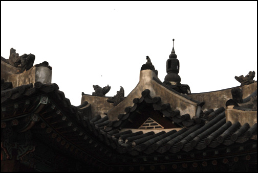 방화수류정의 지붕 위에는 많은 용두가 올려져 있다. 이것은 직접 자리를 선택한 정조가 힘있는 왕권을 상징하기 위한 것이 아니었을까?