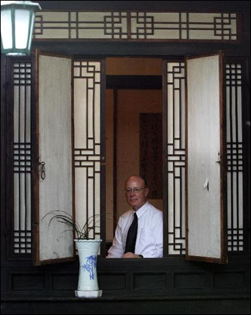 서울 성북구 동소문동 자신의 한옥에서 문밖을 내다보고 있는 피터 바돌로뮤씨