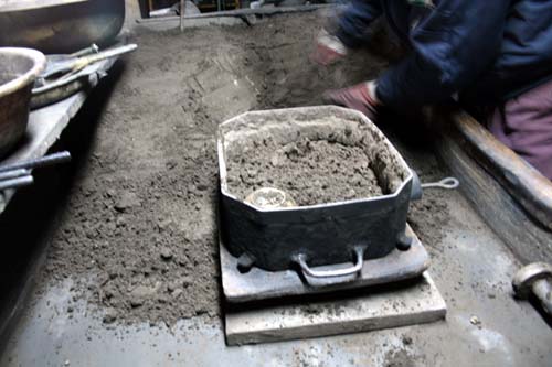 쇳물이 녹을 동안 틀에 물건모양의 형틀을 넣은 후 흙을 다진다