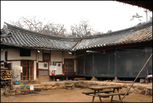 충북 제천시 금성면 구룡리에 소재한 중요민속자료 제137호인 박도수 가옥은, 안채의 대청과 건넌방 사이에 광이 있는 특별한 가옥이다.
