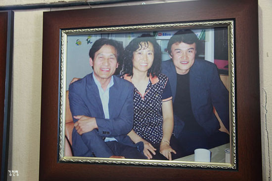 배우 안성기씨, 박중훈씨, 주인 김경애씨가 함께 찍은 사진