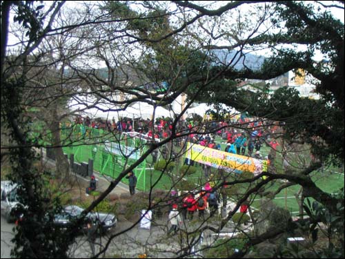 금산공원 금산공원에서 본 납읍초등학교 올레꾼들의 점심 풍경