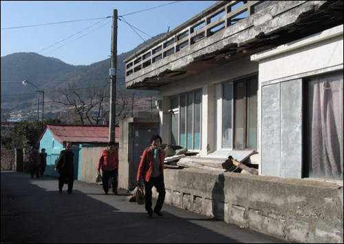 둔전마을 주민들이 마을회관으로 향하고 있다. 마을회관에 보건진료소의 이동진료반이 나왔기 때문이다.