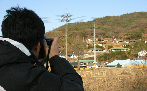 서울 도봉구에서 2박 3일 휴가를 내 벌교를 찾았다는 황지현씨, 봉림마을의 아름다움에 카메라 셔터를 누르고 있다