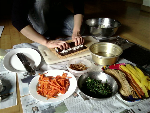 기다리지 못하고 어머니와 조카들은 썰어놓은 김밥을 자꾸 먹습니다. 실컷 먹네요.
