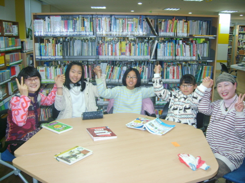 도서관에 책을 보러 온 아이들에게 채후자 선생은 엄마의 역할을 한다. 사진 왼쪽엔 채후자 선생의 파트너 안종엽 선생이다.  