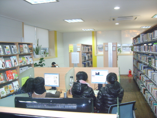 도서관 내부 중 하나다. 컴퓨터 할 수 있는 공간과 책 공간이 함께 있다. 이도서관은 총 110평으로 다른 작은 도서관에 비해 꽤나 큰 편이다.