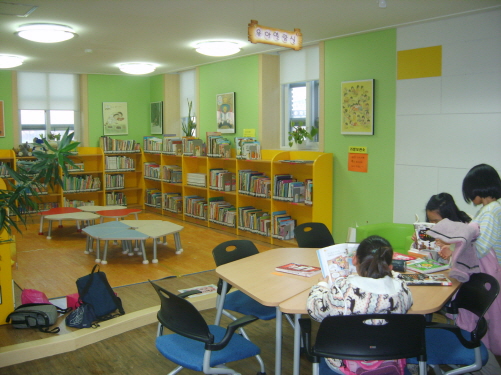 작은 도서관으로는 이례적으로 유아열람실이 따로 있다. 