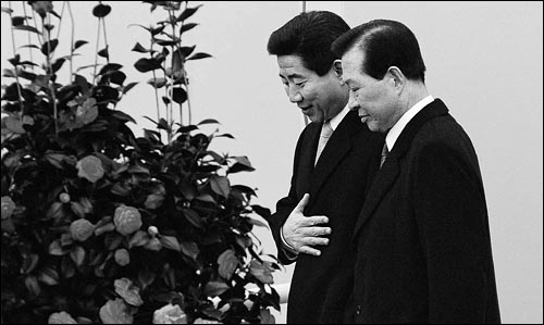 지난 2003년 2월 25일 국회에서 열린 '제16대 대통령 취임식'에서 노무현 전 대통령과 김대중 전 대통령이 손을 잡고 연단에서 내려오고 있다.