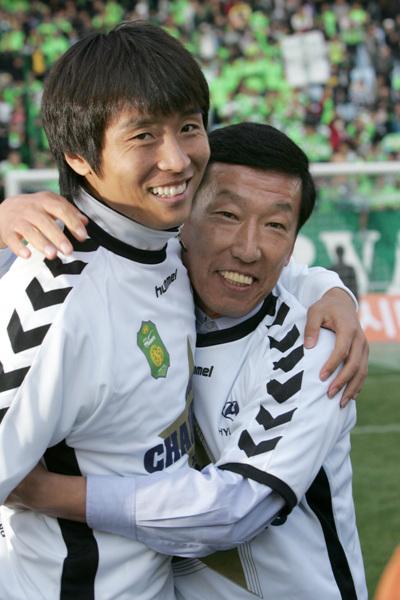  이동국 선수와 최강희 감독이 서로 껴안으며 '2009 K-리그' 우승 기쁨을 나누고 있다. 