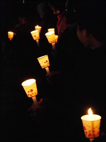 이날 시민사회단체 회원 30여 명은 촛불문화제를 통해 조태욱 씨의 원 근무지 복직을 염원했다. 