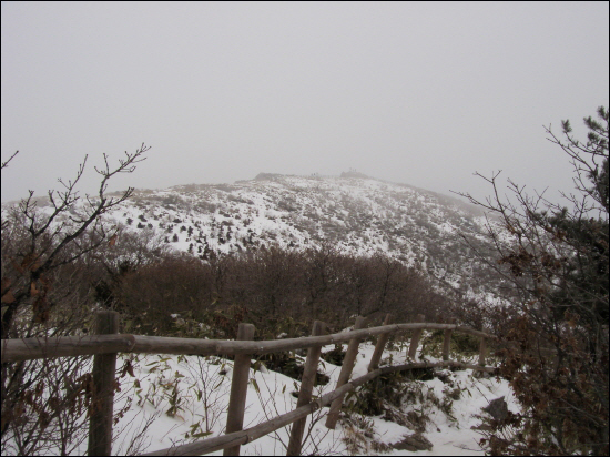 중봉 쪽에서 바라본 덕유산 주봉인 향적봉(1614m)