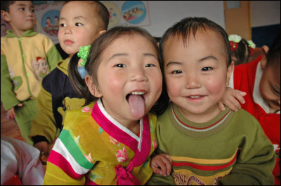 북한 어린이들이 웃는 모습. 2007년 홍수와 식량 수입 급감으로 어린이와 임산부 영양실조에 대한 우려가 계속되고 있다.