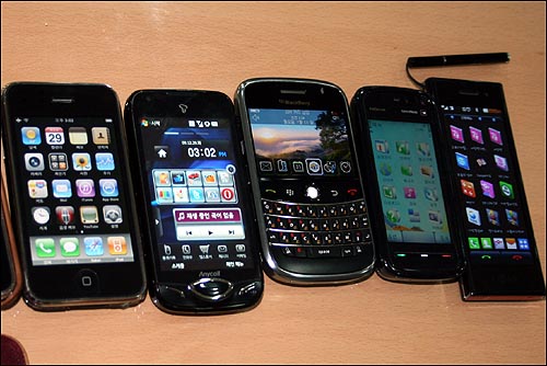 2009년 출시된 주요 휴대폰들. 왼쪽부터 애플 아이폰, 삼성 T옴니아2, 블랙베리, 노키아 익스프레스뮤직, LG 초콜릿폰.