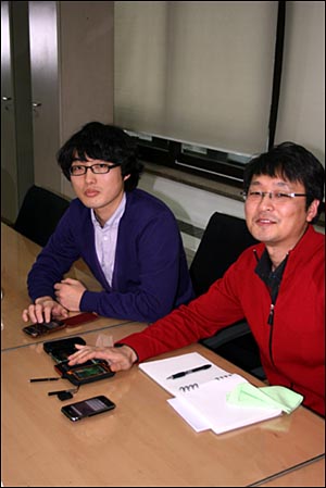 세티즌 휴대폰 리뷰어 김동우씨(왼쪽)과 봉충섭 팀장.