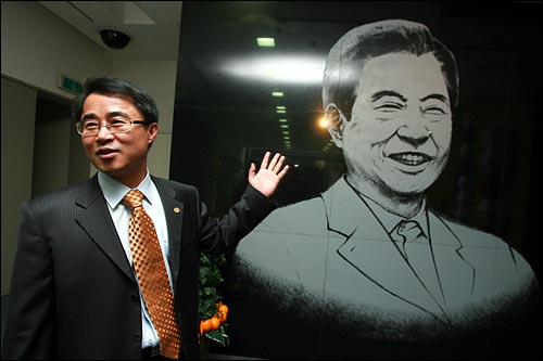 최경환 김대중평화센터 대변인이 지난 2009년 12월 30일 오후 마포구 동교동 김대중도서관 1층 입구에서 "대통령님은 저 그림을 보고 내가 아닌 것 같다"며 농담을 하기도 했다고 일화를 전하고 있다.